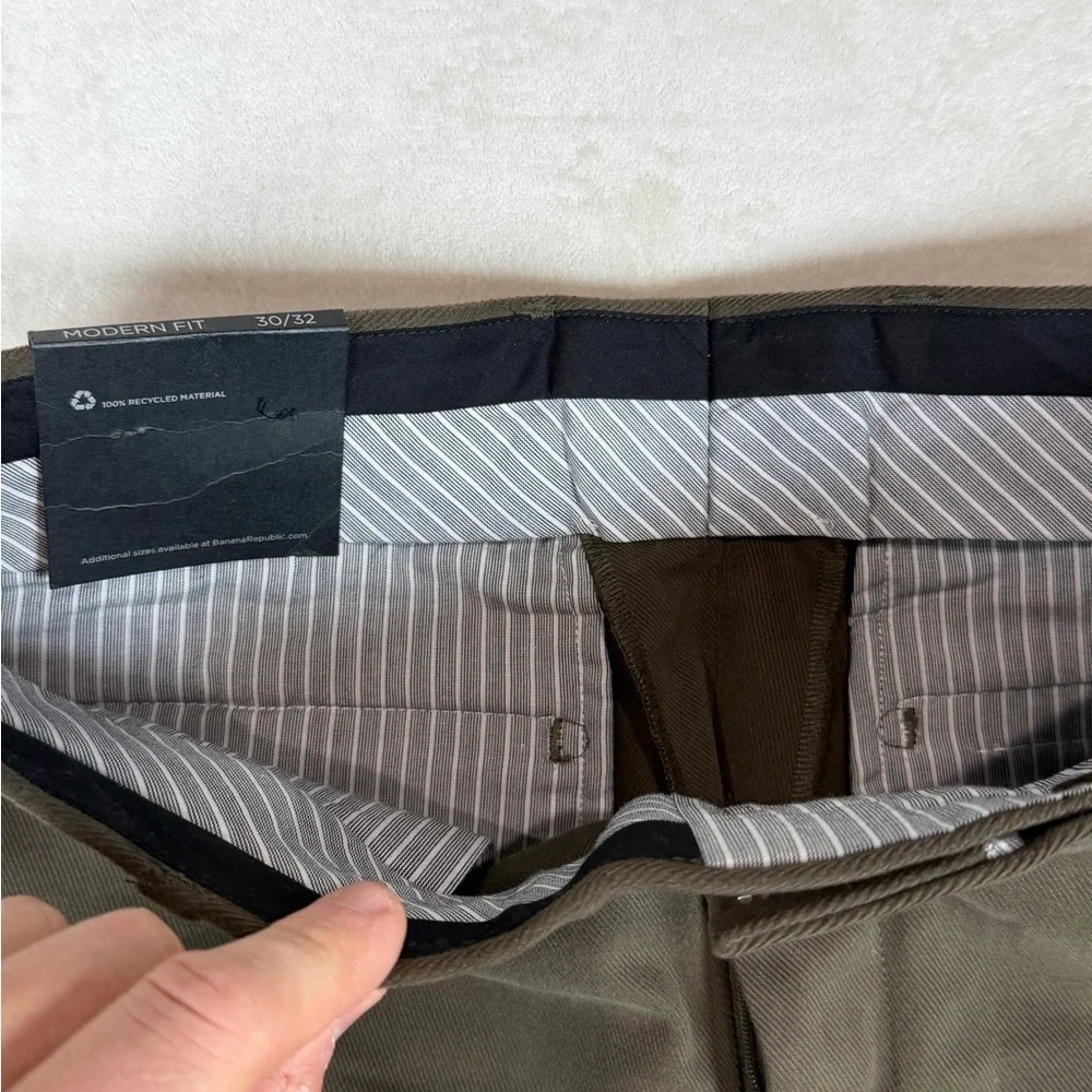 NWT Banana Republic 30W 32L Modern Fit Herringbone Cotton Khaki Chinos